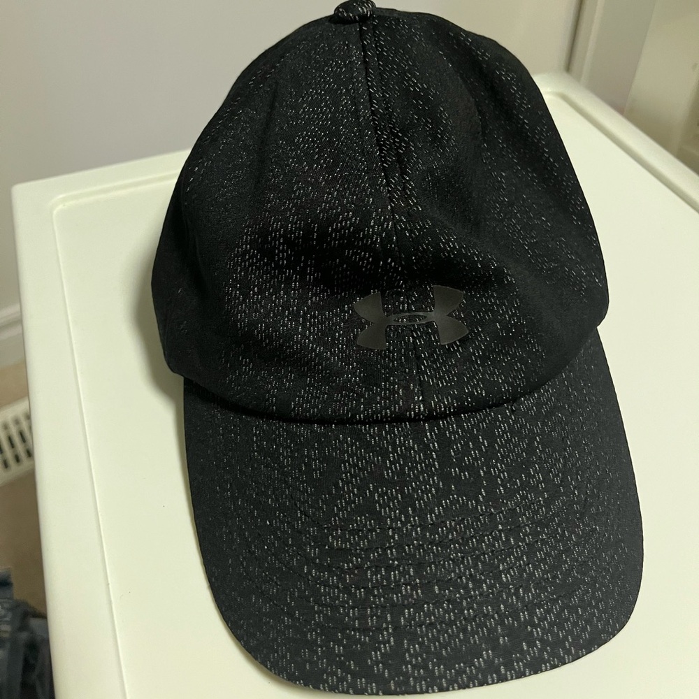 Black fitted under armour athletic hat